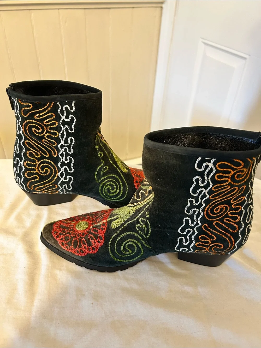 Artemis Turkey Handmade Velvet Suzani Embroidered Boots/EU 38 US 7/7.5 NEW